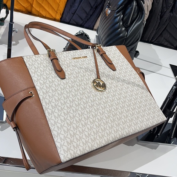 MICHAEL KORS GILLY LARGE DRAWSTRING TRAVEL SHOULDER TOTE SIGNATURE 
VANILLA 
NWT - Picture 7 of 16